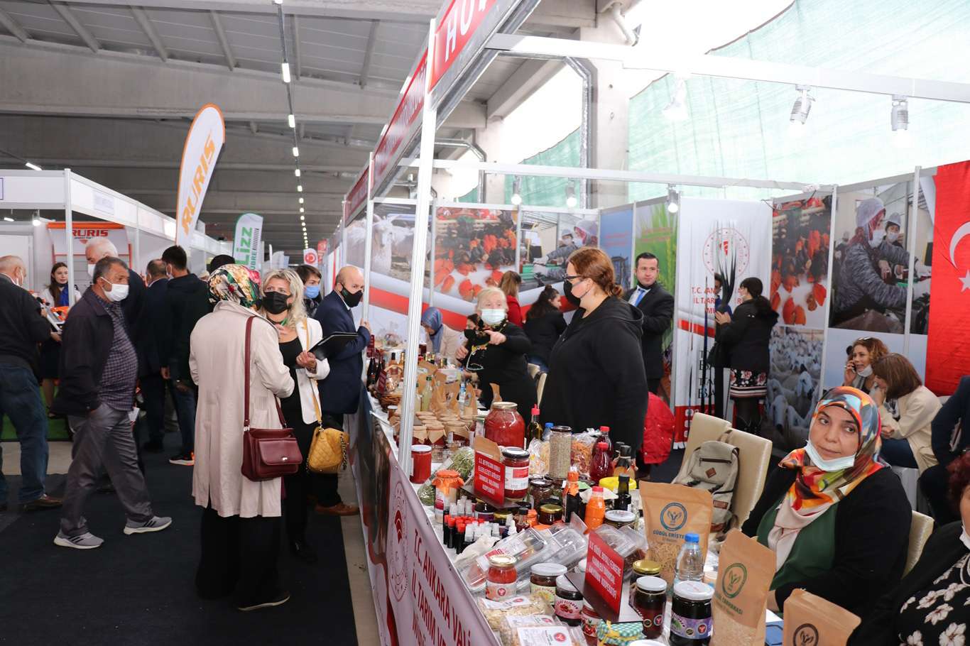 Uluslararası AGROTEC Tarım Fuarı'nda inek sağma yarışması düzenlendi Uluslararası AGROTEC Tarım Fuarı'nda inek sağma yarışması düzenlendi